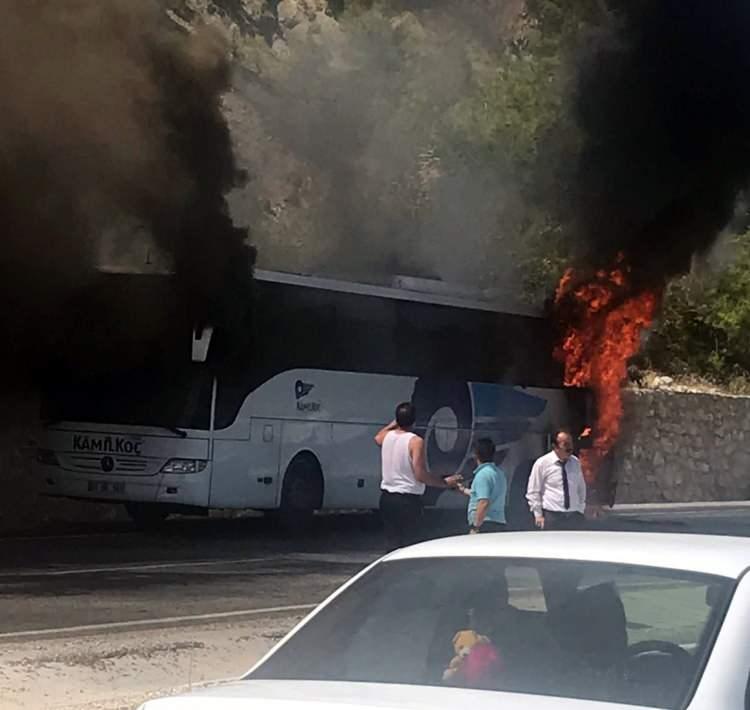 <p>Tamamen yanan ve kullanılmaz hale gelen otobüste yolculara ait bavul ve eşyalarının itfaiye ve orman işçileri tarafından zarar gelmeden kurtarıldığı öğrenildi.</p>
