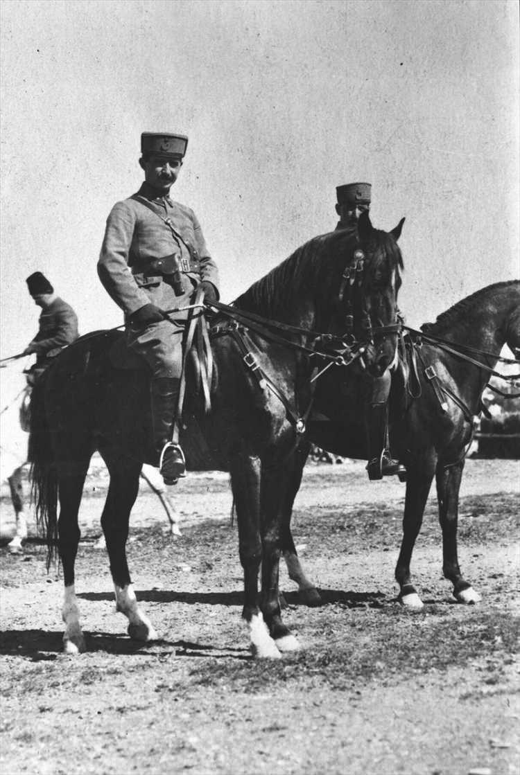 <p>1 Nisan 1922'de Batı Cephesi Komutanı İsmet İnönü teftişte. </p>