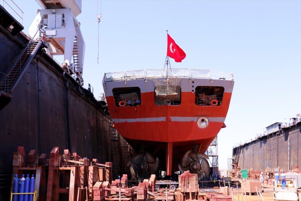 <p>Özsatır, modernizasyonun ilk gemisi TCG Preveze'de toplamda 6,5 kilometre kablo serildiğini ve 100 metre boru devresi çekildiğini belirterek, tam modernizasyon uygulanacak gemilerde bu rakamların artacağını söyledi.</p>
