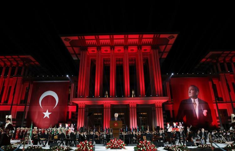 <p>Daha sonra Cumhurbaşkanlığı Senfoni Orkestrası, Kültür ve Turizm Bakanlığı sanatçıları, Cumhurbaşkanlığı Muhafız Alayı Bandosu, Milli Savunma Bakanlığı (MSB) Armoni Mızıkası, Jandarma Genel Komutanlığı Bandosu, Deniz Kuvvetleri Bandosu, MSB Mehteran Birliği, Hava Kuvvetleri Bandosu, Devlet Çoksesli Korosu, Tarihi Mehteran Birliği, Tarihi Osmanlı Birliği ekiplerinden oluşan 913 kişi çeşitli türkü ve marşları seslendirdi.</p>
