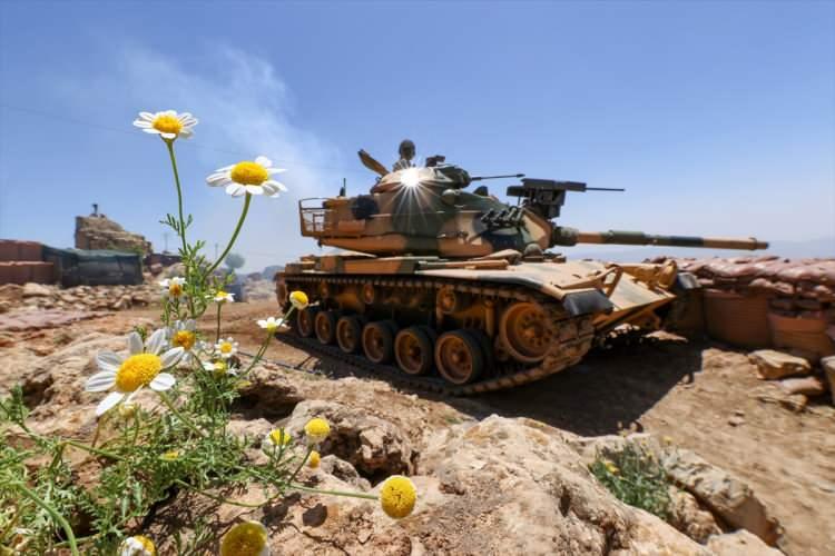 <p>Zorlu arazi şartlarına rağmen sınır ötesinde terörle mücadelelerini artan bir tempoda devam ettiren komandolar, zaman zaman sızma girişiminde bulunan teröristleri etkin harekat kabiliyetlileriyle anında etkisiz hale getiriyor.</p>
<p> </p>