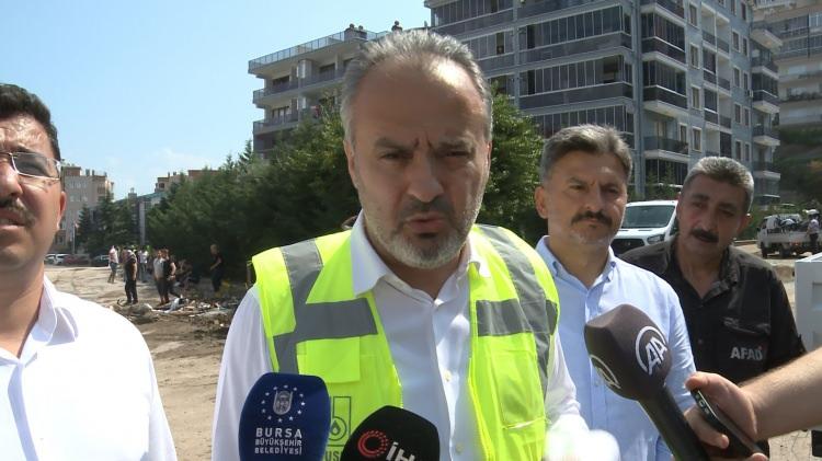<p>Bursa Büyükşehir Belediye Başkanı Alinur Aktaş, sel sularından zarar gören Mudanya Halitpaşa Mahallesi’nde incelemelerde bulunarak, “200 civarında ev ve iş yeri zarar gördü. Başta Bursa Büyükşehir Belediyesi BUSKİ ekipleri olmak üzere, AFAD ve tüm kurumlar seferber oldular” dedi.</p>