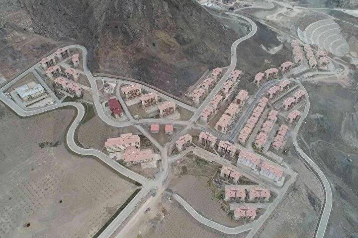 <p>24 milyon metreküp kazı, 11 milyon metreküp dolgu yapılarak 153 hektar alan elde edildi.</p>
