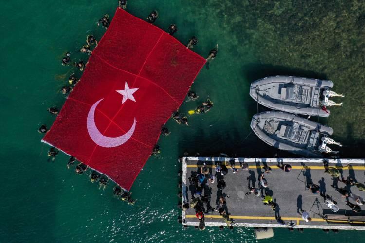 <p>Özdemir, "Tarihini bilmeyen ulusların geleceği yoktur. Bu anlamda tarihimizi her zaman anmak ve tarihi anlamdaki kahramanlarımızın da gençlerimize, ülkemize, geleceğimize iyi anlatılmasını hedefliyoruz." dedi.</p>

<p> </p>
