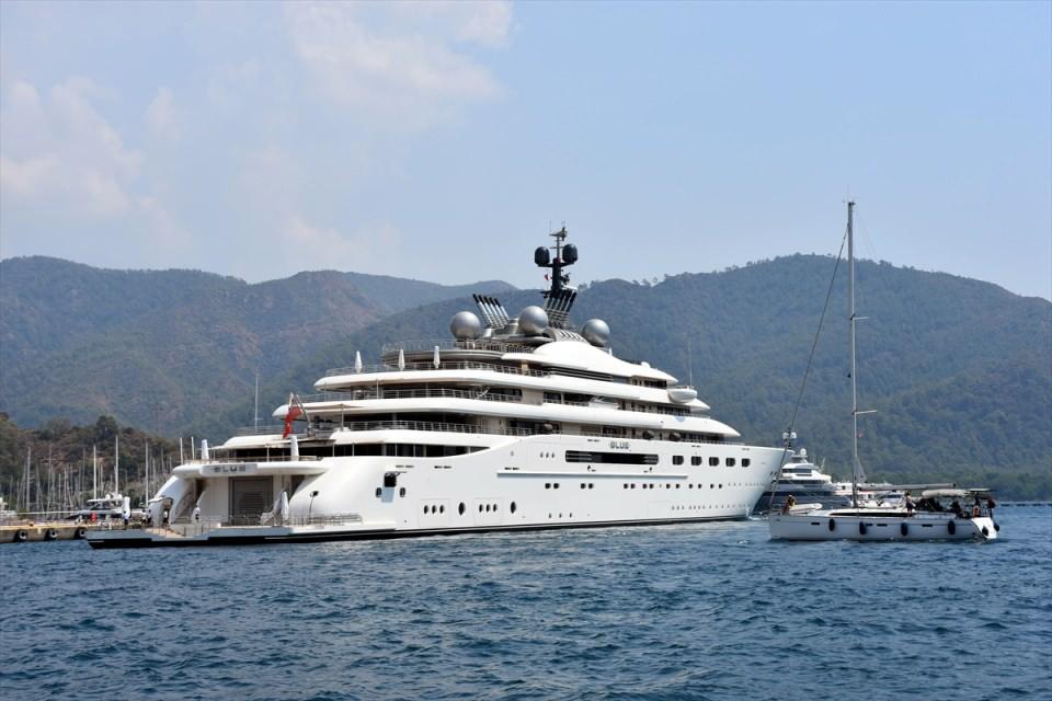 <p>Cayman Adaları bayraklı dünyanın en büyük beşinci yatı olarak gösterilen 160 metre uzunluğundaki "Blue" isimli yat, Muğla'nın Marmaris ilçesine demirledi. </p>
<p> </p>