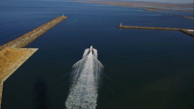 <p>12 metre boyundaki KB-5, 35 deniz mili maksimum sürate ulaşabiliyor. İktisadi sürati 24 deniz mili olan botun radar, elektronik harita, termal kamera ve 450 beygir güç üreten iki motoru bulunuyor. Hamilton su jeti sistemi ve kurtarma platformuna sahip, 3 mürettebat ve 14 kazazede taşıma kapasiteli olan KB-5, ortalama 200 deniz mili seyir sığası ile zorlu deniz şartlarında görev icra edebilecek özelliklere sahip.</p>

<p> </p>
