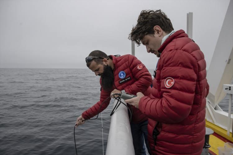 <p>Türk bilim insanları, 2. Ulusal Arktik Araştırma Bilim Seferi kapsamında 24 farklı örnekleme noktasında Arktik Okyanusu’nda iklim değişikliğine neden olan faktörleri araştırıyor.</p>

