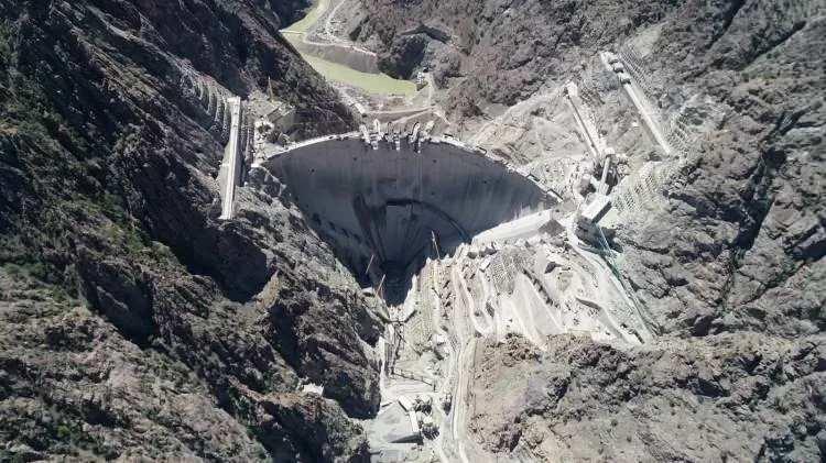 <p>Gövde yüksekliği 100 katlı gökdelene eş değer olacak Yusufeli Barajı'nda, Artvin'den Edirne'ye 13 metre platform genişliğinde beton yol veya 120 metrekarelik 60 bin konutun inşa edilebileceği 4 milyon metreküp beton kullanılacak.</p>