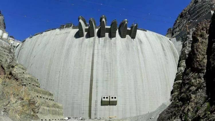 <p><strong>GÖVDE 100 KATLI GÖKDELENE EŞİT</strong><br />
<br />
Baraj inşaatında, 440 metre temel kotundan başlanarak, 710 metre kotuna yükselecek olan 275 metrelik gövde inşa ediliyor.</p>