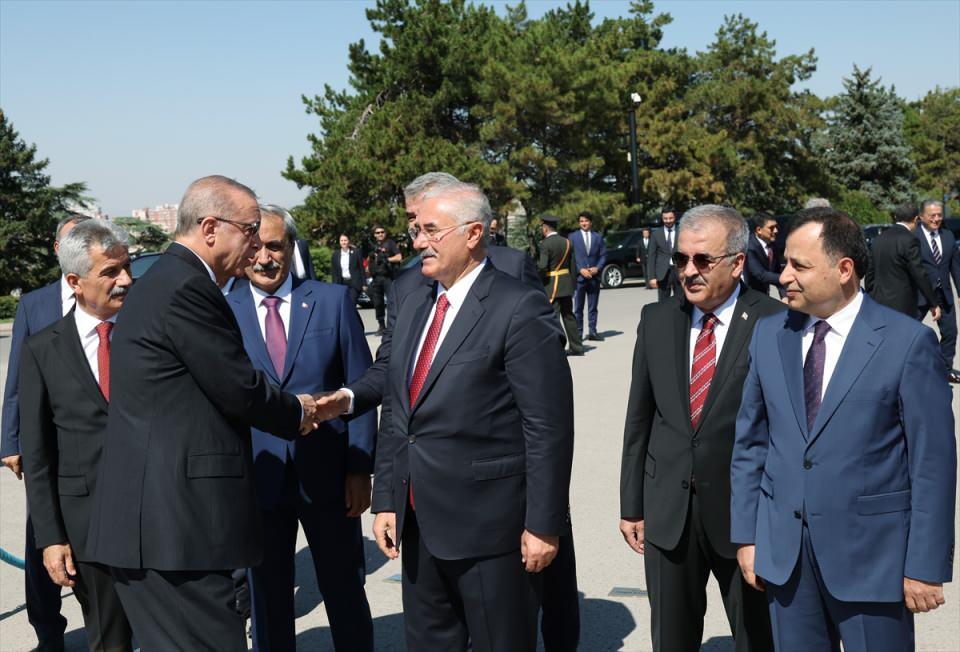 <p>Erdoğan, protokol ile selamlaştı.</p>
