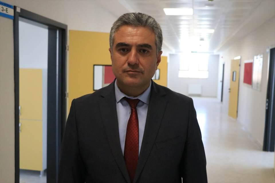 <p><strong>- "Elazığ'ın farklı noktalarında modern okullar yükseliyor"</strong></p>
<p>İl Milli Eğitim Müdür Yardımcısı Nahit Yerebasan, AA muhabirine, depremin hemen ardından başta Cumhurbaşkanı Recep Tayyip Erdoğan ve ilgili tüm bakanların kentteki yaraların sarılması için her daim yanlarında olduklarını belirtti.</p>