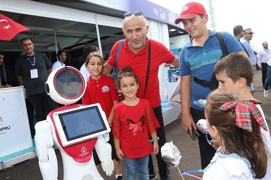 <p> "Çocuklar teknolojiye aşina olsunlar, dünyada özellikle gelişmiş ülkelerdeki çocukların altyapılarına sahip olsunlar, proje geliştirebilsinler, fırsatlara erişebilsinler diye elimizden geleni yapmaya çalışıyoruz.</p>
