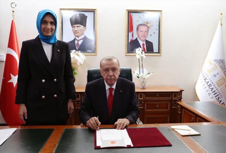 <p>Valilik girişinde tören mangasını selamlayan Başkan Erdoğan, Vali Kübra Güran Yiğitbaşı tarafından karşılandı.</p>
<p>Başkan Erdoğan, ziyarette Vali Kübra Güran Yiğitbaşı'ndan kentte yürütülen çalışmalar hakkında bilgi aldı.</p>