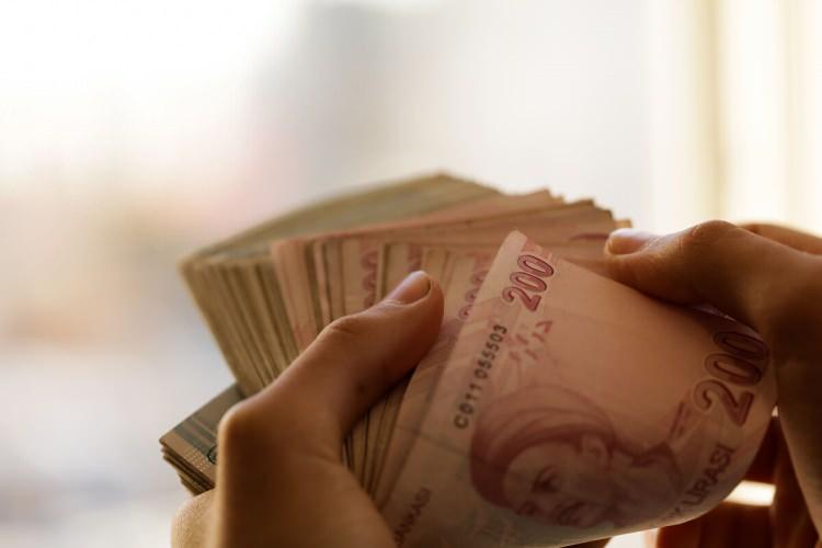 <p>Öğrencileri ilgilendiren bir diğer düzenlemeyi intörn hekim ve diş hekimlerine asgari ücret tutarı kadar ödeme yapılması oluşturuyor. </p>