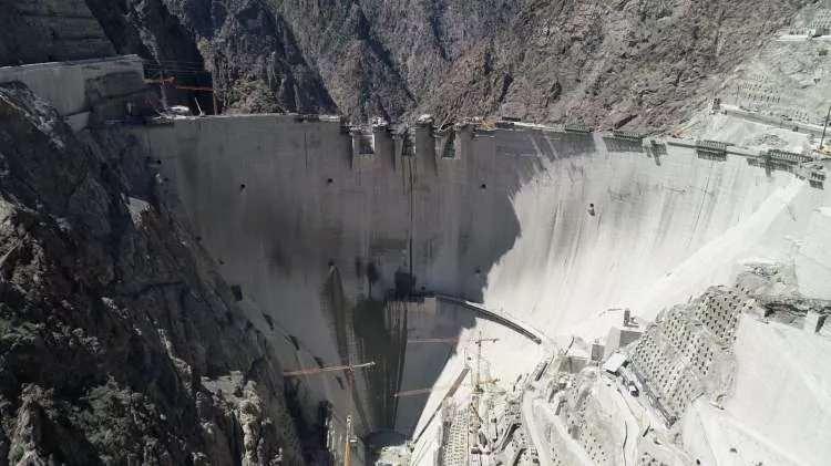 <p>YUSUFELİ BARAJI'NIN ÖZELLİKLERİ NELERDİR?</p>
<p>Yusufeli Barajı temelden 275 metre yüksekliğiyle Türkiye’nin birinci, dünyanın üçüncü en yüksek kemer barajı.</p>