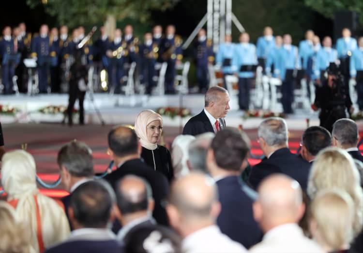 <p>Konser, bir askerin bestelediği "Canım Türkiyem" adlı eseri tüm orkestranın icrasıyla sona erdi.</p>

<p> </p>
