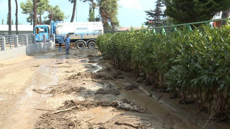 <p>Bursa Büyükşehir Belediye Başkanı Alinur Aktaş, Mudanya Halitpaşa Mahallesi’ne gelerek sel sularında etkilenen yerlerde incelemeler yaptı. </p>