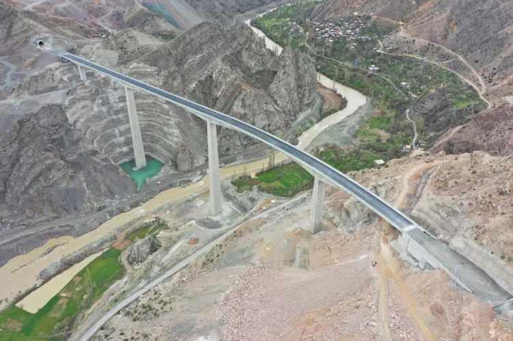 <p>Tünel kazı destekleme çalışmalarının tamamı bitirilirken, beton kaplamasında yüzde 100’lük ilerleme sağlandı.</p>