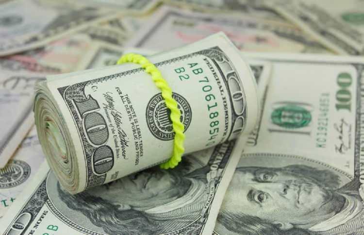 <p>Temel dengesizlikler dolar için kötü sonuçlara yol açıyor. ABD'de cari hesap açığı, 1960'tan bu yana yalnızca bir kez geçtiği yüzde 5 eşiğine yakın.</p>
