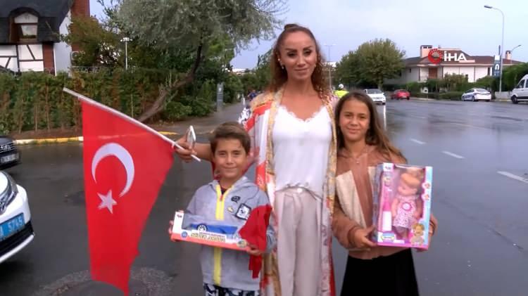 <p>Ama bu sefer durdu, şanslıydık. Çocuklara da hediyeler verdiler. Çok mutlu oldum. Onu yakından görmek çok mutlu etti beni. Yağmur altında çocuklarla 2 buçuk saattir bekliyoruz sırf onu görebilmek için" diye konuştu.</p>
