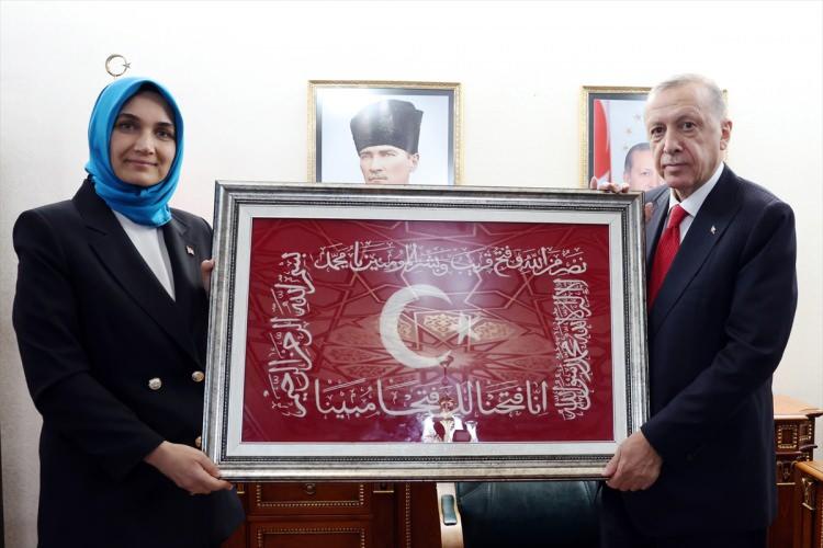 <p>Başkan Erdoğan, valilik bahçesinde kendisini selamlayan 98 yaşındaki Hatice Çağlayan'ı da valiliğe davet etti ve burada bir süre kendisiyle sohbet etti.</p>

<p>Erdoğan'a Cumhurbaşkanı Yardımcısı Fuat Oktay, Çevre, Şehircilik ve İklim Değişikliği Bakanı Murat Kurum, İçişleri Bakanı Süleyman Soylu, Ticaret Bakanı Mehmet Muş, Cumhurbaşkanlığı İletişim Başkanı Fahrettin Altun da eşlik etti.</p>
