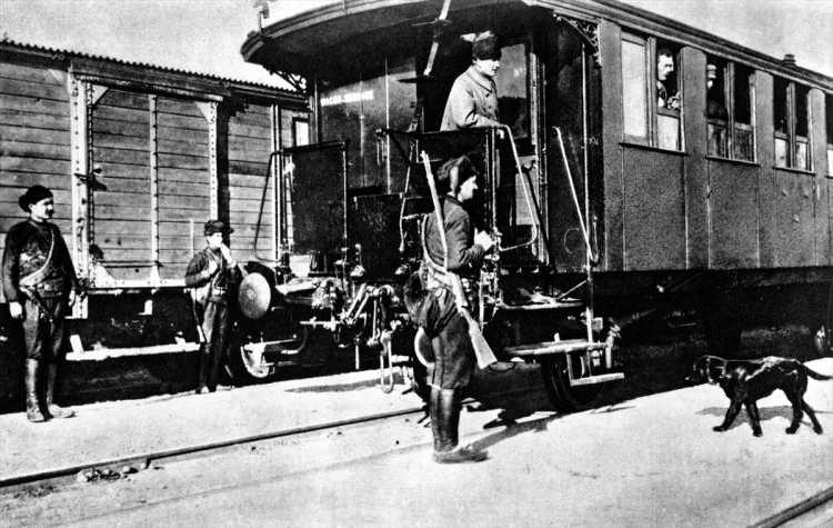 <p>30 Mart 1922'de Başkomutan Mustafa Kemal Atatürk, Ilgın manevralarını izlemek için Çay ilçesinde. Rus Büyükelçi Aralof (vagonda kasketli) ve Azerbaycan Büyükelçisi İbrahim Abilof (vagonda), Başkomutanın güvenliğini sağlayan Topal Osman Ağa müfrezesi eratı (yerdeki üç kişi), Mustafa Kemal'in köpeği Foks (sağda).</p>
