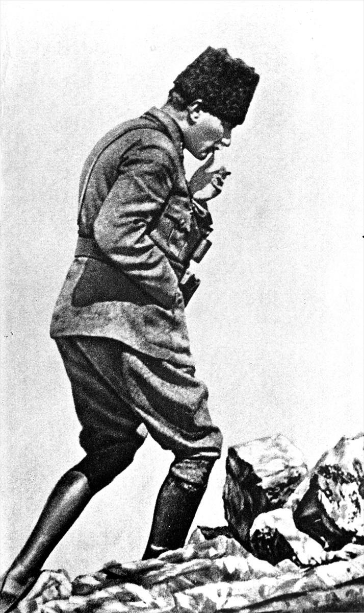 <p>Başkomutan Mustafa Kemal Atatürk, 26 Ağustos 1922'de Büyük Taaruz sabahı Afyon Kocatepe'de</p>