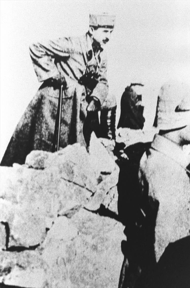 <p>Batı Cephesi Komutanı İsmet İnönü, 26 Ağustos 1922'de Büyük Taaruz sabahı Afyon Kocatepe'de </p>
