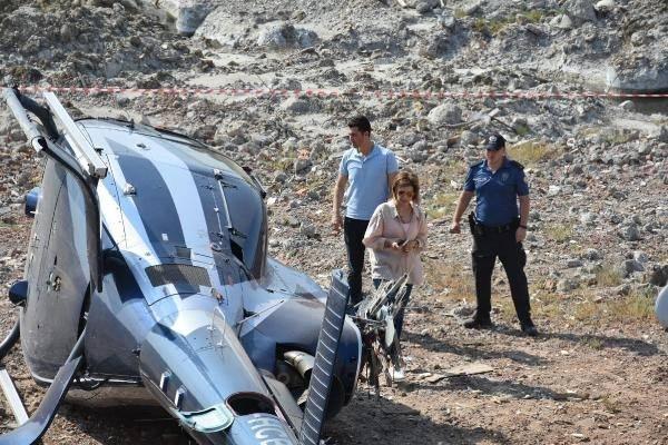 <p> Bu sırada arazinin engebeli olması nedeniyle yan yatan helikopterden kendi imkanlarıyla çıkan kaptan pilot ve yardımcı pilotun ihbarı üzerine olay yerine sağlık ve polis ekipleri sevk edildi.</p>
