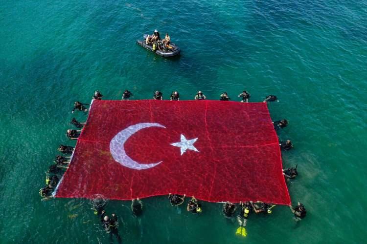 <p>Açılış konuşmalarının ardından Bağcılar Belediyesi Sualtı ve Suüstü Sporları Kulübünün engelli dalgıçları, SAT komandolarıyla birlikte tüplü dalış gerçekleştirdi. 1996 yılında Türkiye ile Yunanistan arasında krize neden olan Kardak Kayalıkları'na Türk bayrağını diken timde görevli olan Tuğamiral Ercan Kireçtepe de dalgıçlara eşlik etti.</p>

<p> </p>
