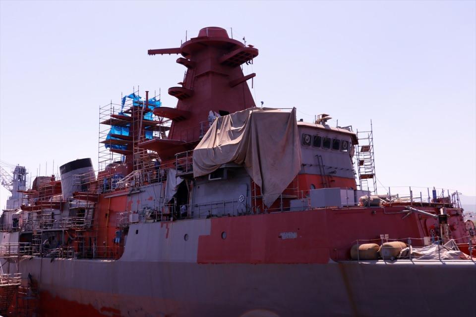 <p>Yeniden 25 Şubat'ta donanmaya hizmet vermeye başlayan TCG Preveze ile ilgili geri dönüşlerde memnuniyet düzeyinin yüksek olduğunu vurgulayan Özsatır, "İkinci denizaltımız olan TCG Sakarya'nın modernizasyonunun 1 Ocak 2024'te tamamlanması planlanıyor. </p>