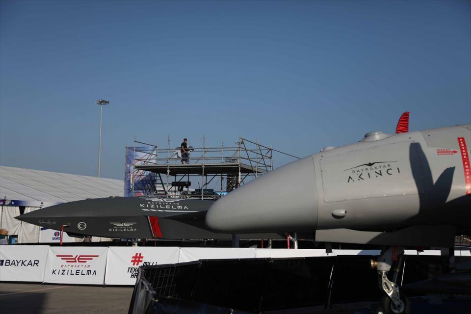 <p>Baykar Teknoloji tarafından tasarım ve geliştirme çalışmaları tamamlanan insansız savaş uçağı "Bayraktar Kızılelma", TEKNOFEST KARADENİZ'de ilk kez sergileniyor.</p>
