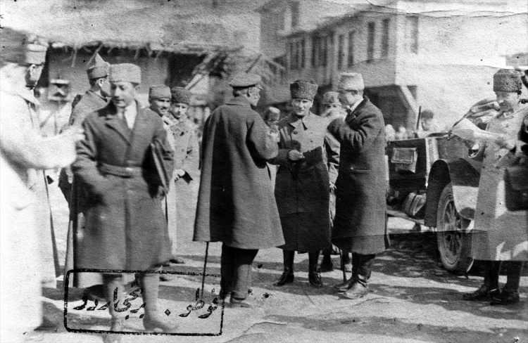 <p>30 Mart 1922'de Başkomutan Mustafa Kemal Atatürk, Ilgın manevralarını izlemek için geldikleri Çay ilçesinde Rus büyükelçisi Aralof (solunda kasketli) ve Azerbaycan Büyükelçisi Abilof (Atatürk'ün sağında) ile sohbet ederken. </p>

