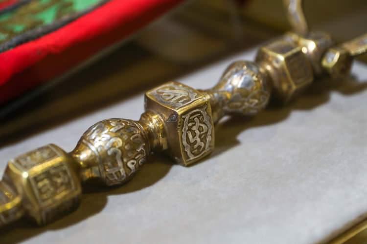 <p>Geçtiğimiz yıl Atatürk Havalimanı Kargo Gümrük Müdürlüğünce Mısır'dan gönderilen bir kargoda tarihi eser niteliği taşıyan 1 kilit, 1 Kabe Anahtarı, 1 anahtar ve Kabe anahtarına ait olduğu düşünülen işlemeli 1 çanta ele geçirildi. </p>

