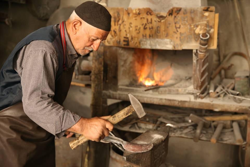 <p>En büyük destekçisini kaybetmesine rağmen mesleğini bırakmayan Ayçeman, her gün Boğlan Mahallesi Ziyaret Caddesindeki iş yerinde çalışıyor.</p>

<p> </p>
