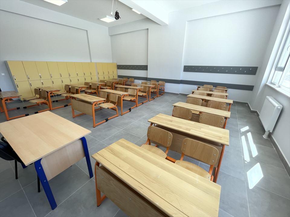 <p>Yeni okulların her anlamda donanımlı yapıldığına işaret eden Yerebasan, kent genelinde altyapısı bulunan bütün okullarda doğal gaz bağlantısının yapıldığını da sözlerine ekledi.</p>