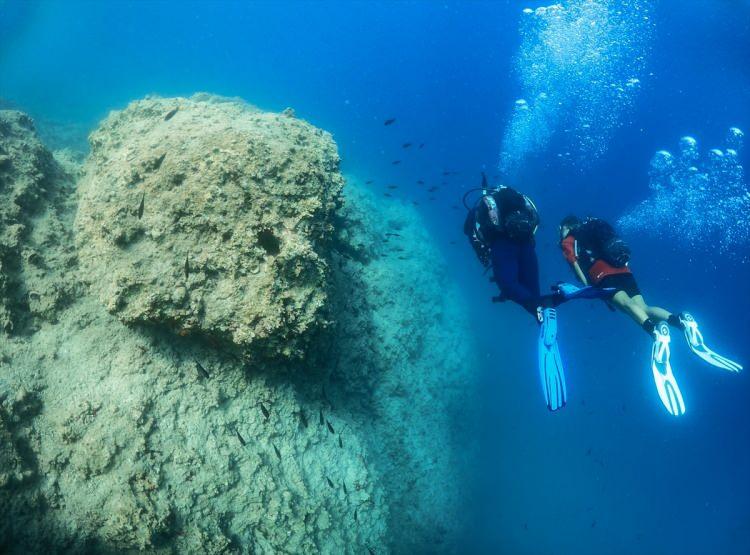 <p>Mersin'in Silifke ilçesindeki Dana Adası'nın su altındaki uzantısı olan uçurumlar ve mağaralar, derin dalış yapmak isteyen profesyonel dalgıçların uğrak yeri oluyor.</p>