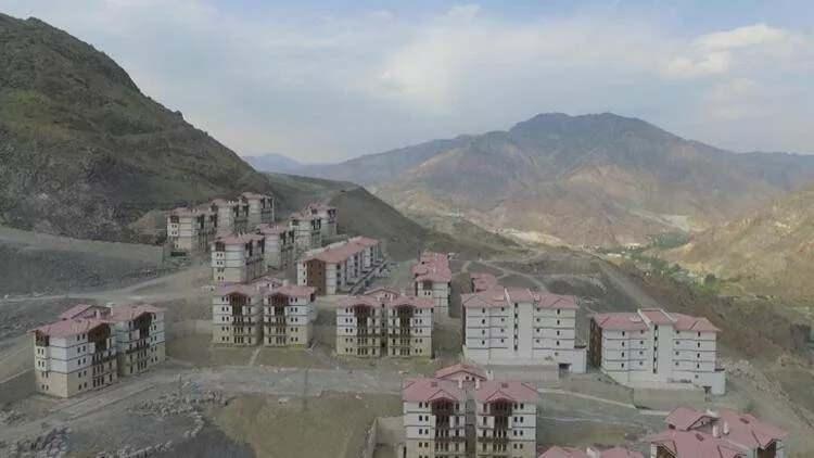 <p>Yapımı tamamlanan Yusufeli Barajı ve baraj nedeniyle sular altında kalacak ilçe merkezinin taşınacağı Yusufeli yeni yerleşim yerini inceleyen heyet,</p>