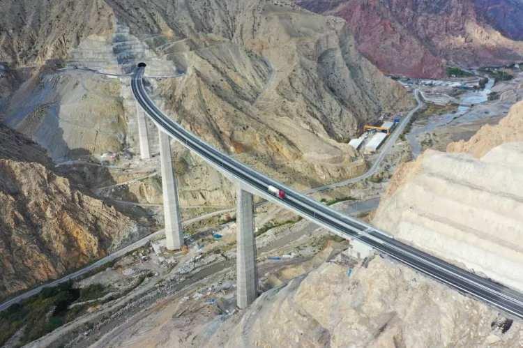 <p>Bölgede baraj suları altında kalacak mevcut kara yolu yerine ulaşımı sağlayacak Yusufeli Barajı relokasyon yolları projelendirildi. Toplam 69 kilometre uzunluğundaki relokasyon yollarının 56,7 kilometrelik kesimi 39 tünel ile geçilerek, Artvin'in eşsiz doğasının korunması sağlandı.</p>
