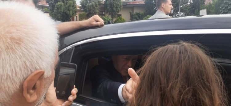 <p>Cumhurbaşkanı Erdoğan'ın konvoyunu gören çocuklar 'Tayyip dede' diyerek seslendi. Çocukları fark eden Cumhurbaşkanı Erdoğan, aracını durdurarak çocuklarla ve çevredekilerle sohbet etti. Erdoğan, Kübra ve Ateş kardeşlere oyuncak hediyesi vererek bir süre sohbet etti.</p>
