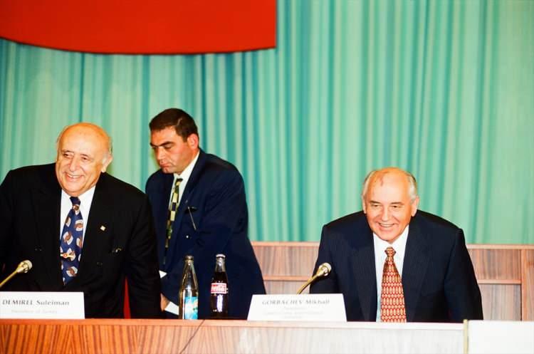 <p><em>Rusya Federasyonu Devlet Başkanlığı İdaresi Merkez Klinik Hastanesinden yapılan açıklamada, 91 yaşındaki Gorbaçov’un ağır ve uzun bir hastalıktan sonra akşam saatlerinde hayatını kaybettiği ifade edildi.</em><br />
<br />
<strong>Fotoğraf: 17 Temmuz 1997'de Dönemin Cumhurbaşkanı Süleyman Demirel ile birlikte Issık Kul Formu'na katılmıştı. </strong></p>
