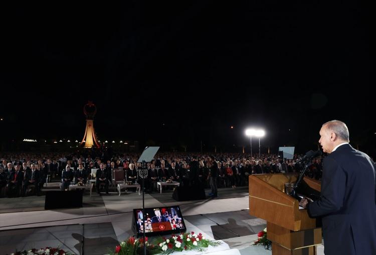 <p>Başkan Erdoğan'ın da gözyaşlarını tutamadığı görüldü. İlerleyen dakikalarda sahneye çıkan Mehteran Takımı'nın marşlarına Başkan Erdoğan'ın da eşlik ettiği kameralara yansıdı.</p>
