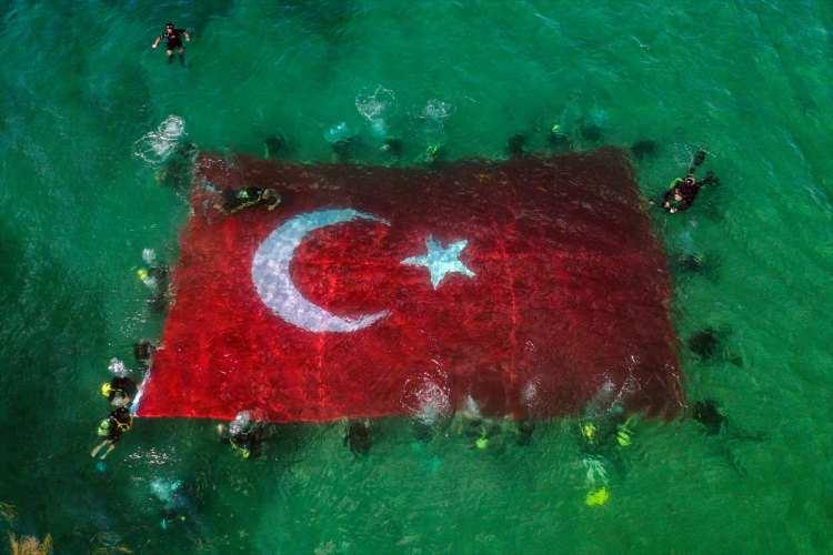 <p>Türkiye Su Altı Federasyonu Başkanı Oğuz Aydın ise Bağcılar Belediyesinin engelli dalışla ilgili merkezinin Türkiye'de bir ilk olduğunu kaydederek, Belediye Başkanı Özdemir'e teşekkür etti.</p>

<p> </p>
