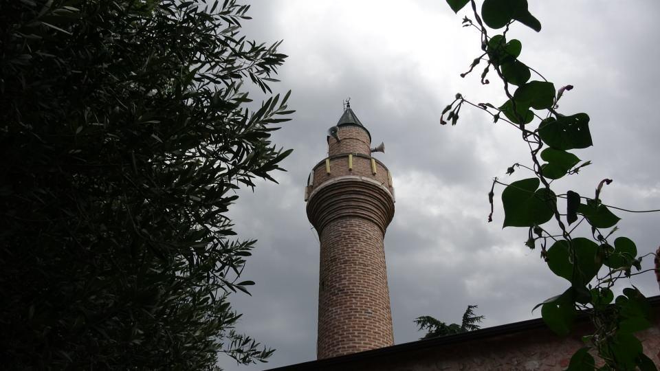 <p>Semerkant Mahallesinde bulunan Garipler Camii, minaresinde yer alan yeşil sırlı tuğlalardan dolayı halk arasında Yeşil Minareli Camii olarak biliniyor. </p>
