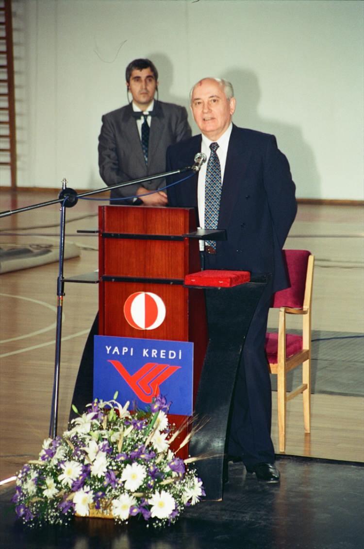 <p> Gorbaçov, 27 Nisan 1995'te ODTÜ'de düzenlenen konferansa katılmıştı.</p>
