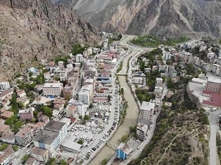 <p>Mevcut ilçenin hemen üst kısmındaki bulunan Yansıtıcılar-Sakut mevkiinde üç ayrı bölgede 2015 yılında başlayan Yusufeli yeni yerleşim yeri altyapı çalışmaları tamamlanırken, </p>