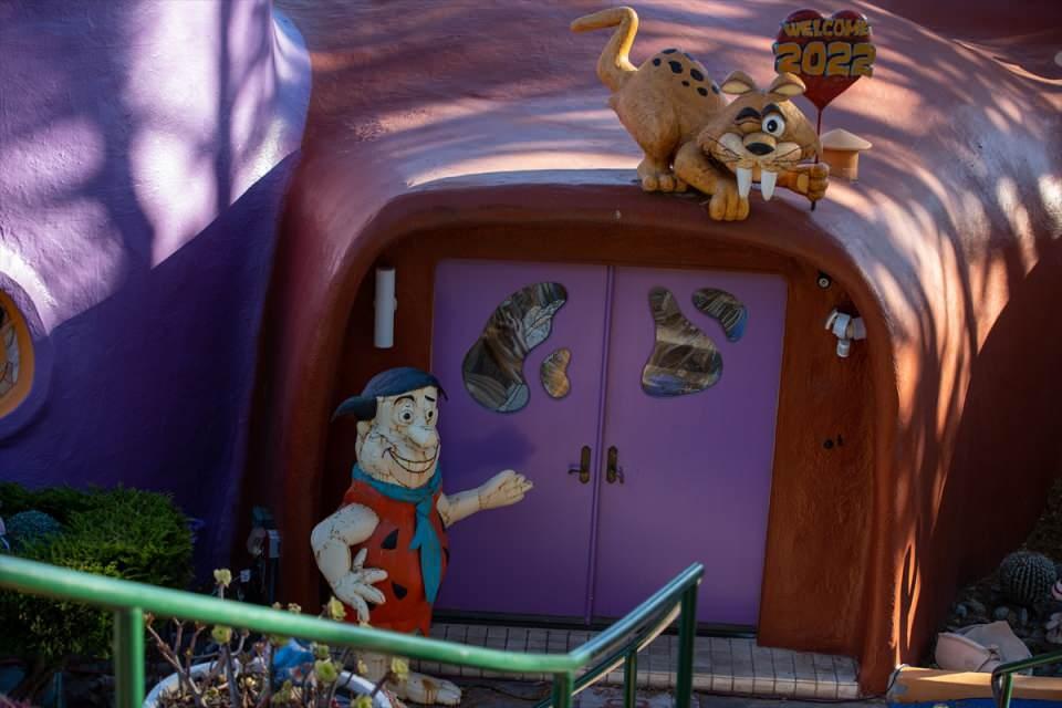 <p>ABD'nin batı yakasında bulunan California eyaletinin Hillsborough kentinde bulunan Çakmaktaşlar olarak bilinen Taş Devri (The Flintstones) Çizgi Filmi'nden esinlenerek yapılan evler görüntülendi.</p>

<p> </p>
