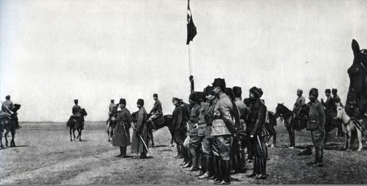 <p> Mustafa Kemal Atatürk, 1 Nisan 1922'de Konya Ilgın'da denetim yaparken. </p>