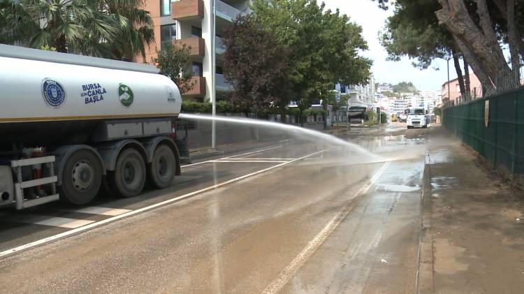 <p>Büyükşehir Belediyesi BUSKİ ekipleri ve diğer kurumlar yaraların sarılması için seferber oldu. Başkan Aktaş, burada kısa bir açıklama yaparak, “Mudanya başta olmak üzere farklı ilçelerimizde ve Bursa merkezde baş gösteren yoğun yağış ve dolu neticesinde özellikle Mudanya ilçemiz çok ciddi etkilendi. </p>