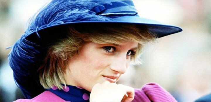 <p>Mailliez, aracındaki solunum torbasını Diana'ya taktı.</p>

<p> </p>
